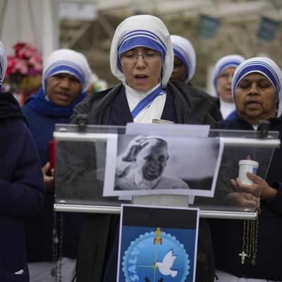 Pope follows Vatican's spiritual retreat from afar