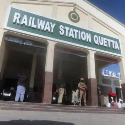 Bombs hamper rescue of hostages on Pakistan train