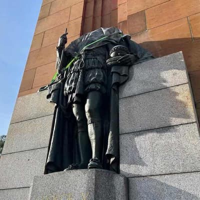 King's severed statue head makes cameo at hip-hop gig