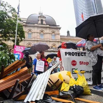 Angry cyclone victims beat a path to parliament's door