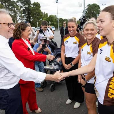 PM heads to Victoria to fight for crucial seats