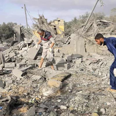 Civilians leave Gaza suburb as Israeli troops advance