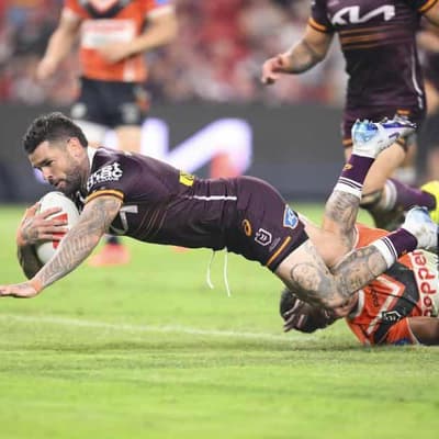 Reynolds injured after firing Broncos blitz of Tigers