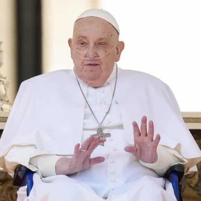 Pope in first Vatican appearance since leaving hospital