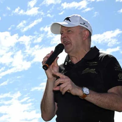 PM dodges golf talk after polls put Labor back on par