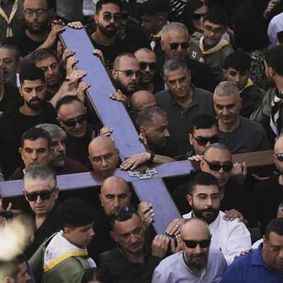Thousands join Stations of the Cross route in Jerusalem