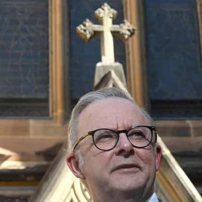 Albanese returns to former school for mass poll appeal