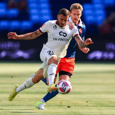 Adelaide's finals hopes dive after ALM draw with Roar
