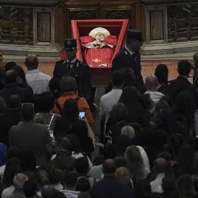 Faithful flock on last day to pay respects to Pope