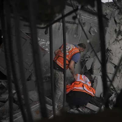 Israel fire 'kills 44,' hits Gaza Strip police station