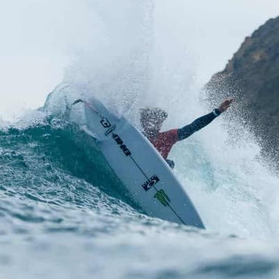 Ewing stars in Bells surf as Huxtable shocks world No.1