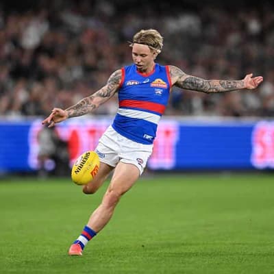 Bullocking Bulldogs smash Giants in AFL statement win
