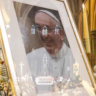 Dignitaries join everyday Australians to farewell Pope