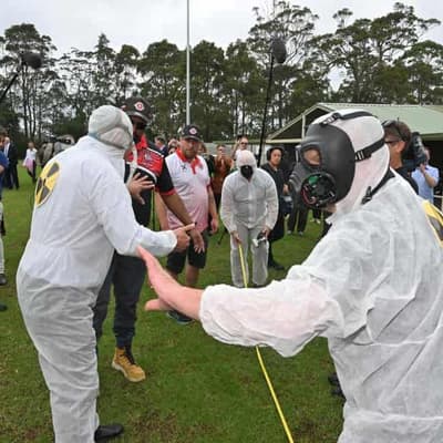 Cosplayers and chaos for disrupted Dutton campaign
