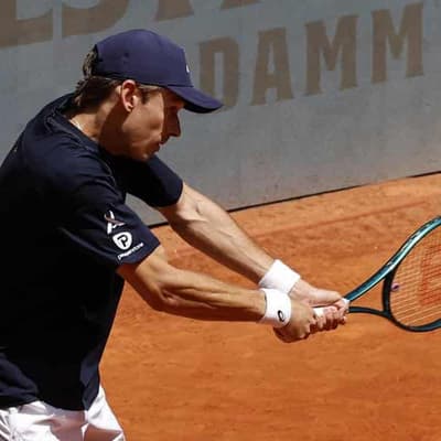 De Minaur emerges from Madrid blackout to reach last-16