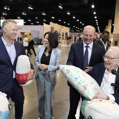 Warren Buffett announces retirement plans