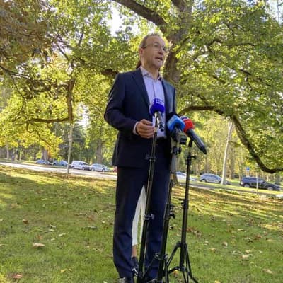 Leader unfazed as Greens face losing seats to Labor