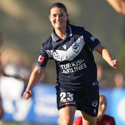 Lowe double puts Victory on a high and into grand final