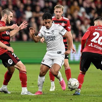 Arzani amazes as Victory knock Wanderers out of finals