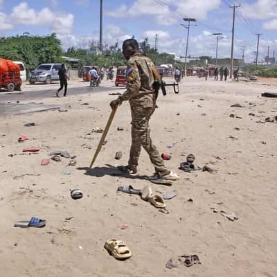 Mogadishu suicide bomber kills 10 at army base