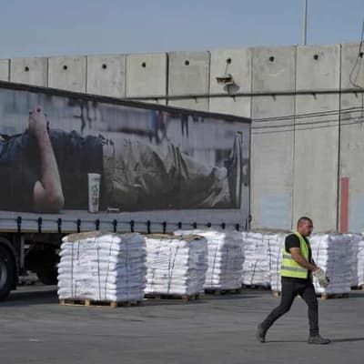 Some bread and baby food reach Gazans as blockade eases