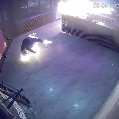 Bungling crook sets himself alight during arson attempt