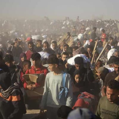 Chaos at Israeli-backed food distribution site in Gaza