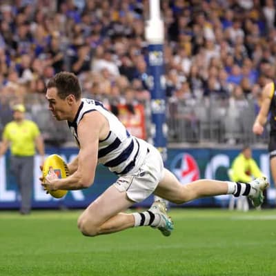 Smith stars as Cats power home late against Eagles