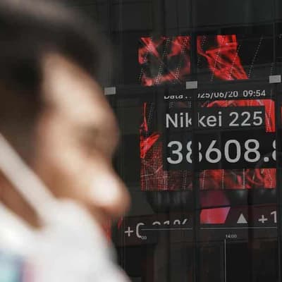 Oil tumbles, stocks rebound after Trump Mideast pause