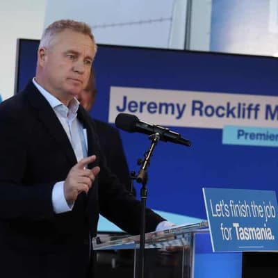 Minority premier takes campaign crack at independents