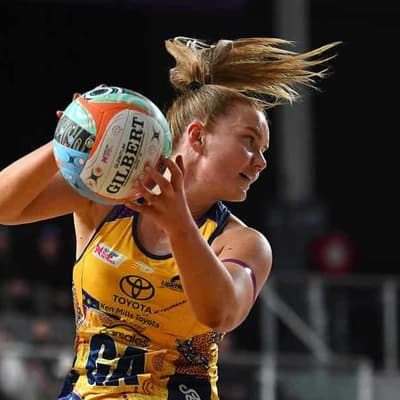Last-ditch shot sees Lightning bolt back into top four