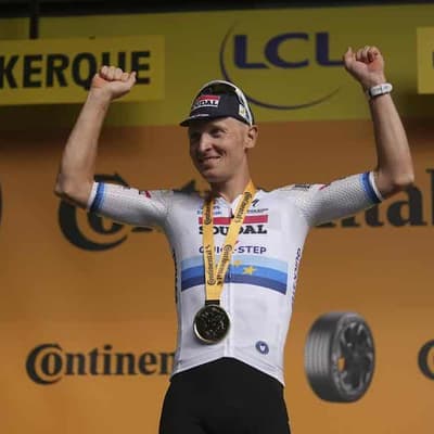Merlier edges out Milan after crash-marred Tour stage
