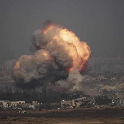 Israeli strike hits near Gaza clinic as talks drag on