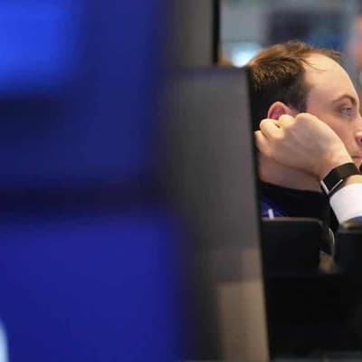 Wall St makes modest gains as investors await earnings