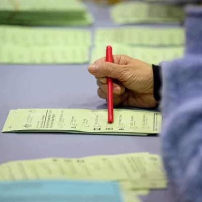 Last-ditch bid in knife-edge seat might not change fate