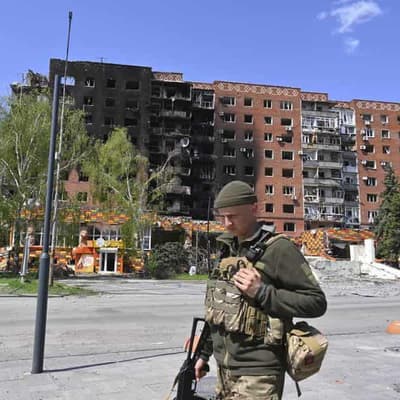 Ukraine says troops standing firm outside key hub city