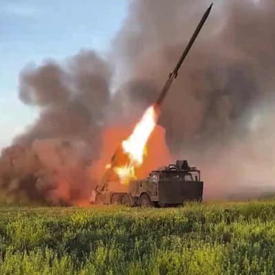 Russia fires new barrage at Ukraine, kills one in Kyiv