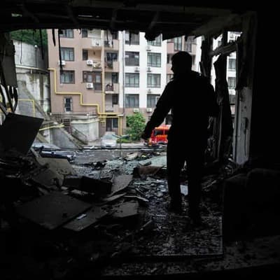 Ukraine and Russia poised to hold peace talks