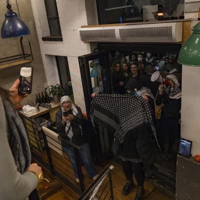 Accused Israeli restaurant protester remains in custody