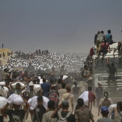 Aid lorries enter Gaza as Israel takes 'tactical pause'