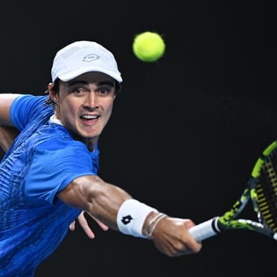 Aussies' winning start as Poppy gears for title defence