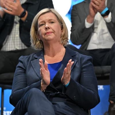 Archer shot into state cabinet amid new political clash