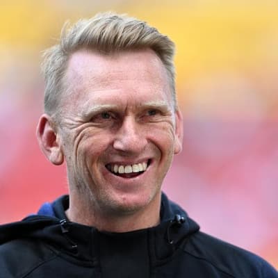 Whistling Wahs coach bins journos for 'crap' questions