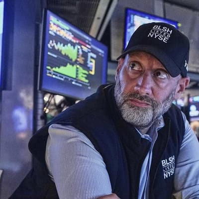 Wall Street ends mixed as investors sell tech shares