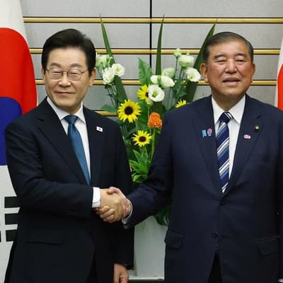 Japan and South Korea's leaders promise closer ties