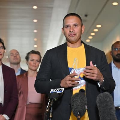 Show us your 'cojones': cricket star tests PM on Israel