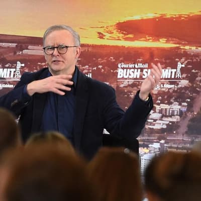 PM faces tough crowd, urges respectful energy debate