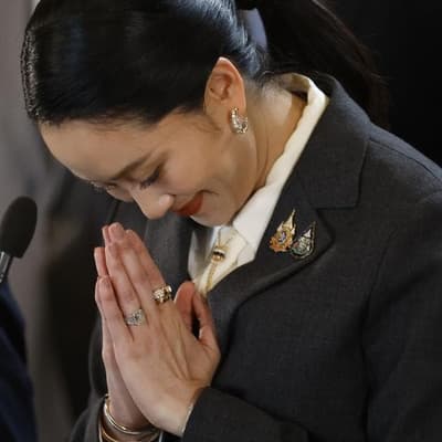 Thai PM removed by court, triggering power scramble