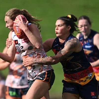 Crows breeze to comfortable AFLW win over young Giants