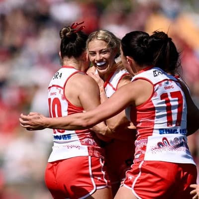 Flashy Fish stars as Swans sail past Dockers in AFLW